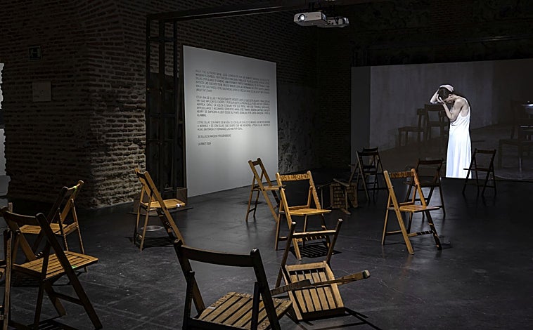 Imagen principal - De arriba abajo, 'Walk The Authors' (2018), de La Ribot; '0.3M3' (2024), instalación de Radouan Mriziga; y '