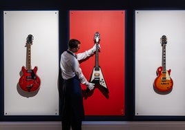 Subastan por 256.000 euros las guitarras con las que Oasis grabó su primer disco