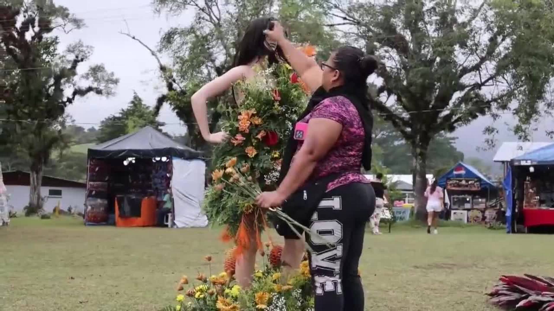 Volcán el pueblo de Panamá que se inunda de coloridas figuras hechas con más de un millón de flores