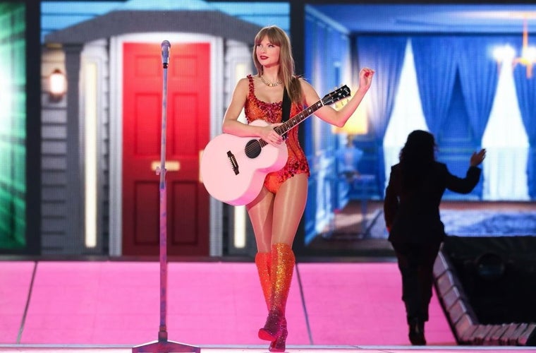Taylor Swift, durante una actuación en Polonia. A su lado, una de sus bailarinas cuya silueta las redes sociales confundieron con la de Kamala Harris