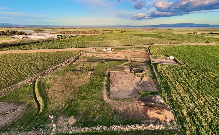 Imagen principal - El yacimiento de Mont'e Prama, otro de los gigantes y una escultura de bronce hallados en el lugar y el interior de la nuraga de Piscu en Suelli, en Cerdeña 