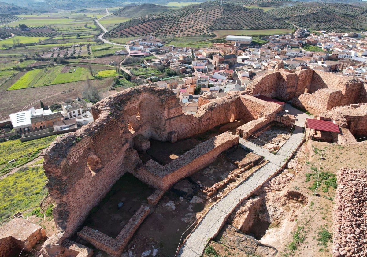 Vista de la zona sur del castillo de La Estrella de Montiel, con la iglesia de Santiago y la fragua