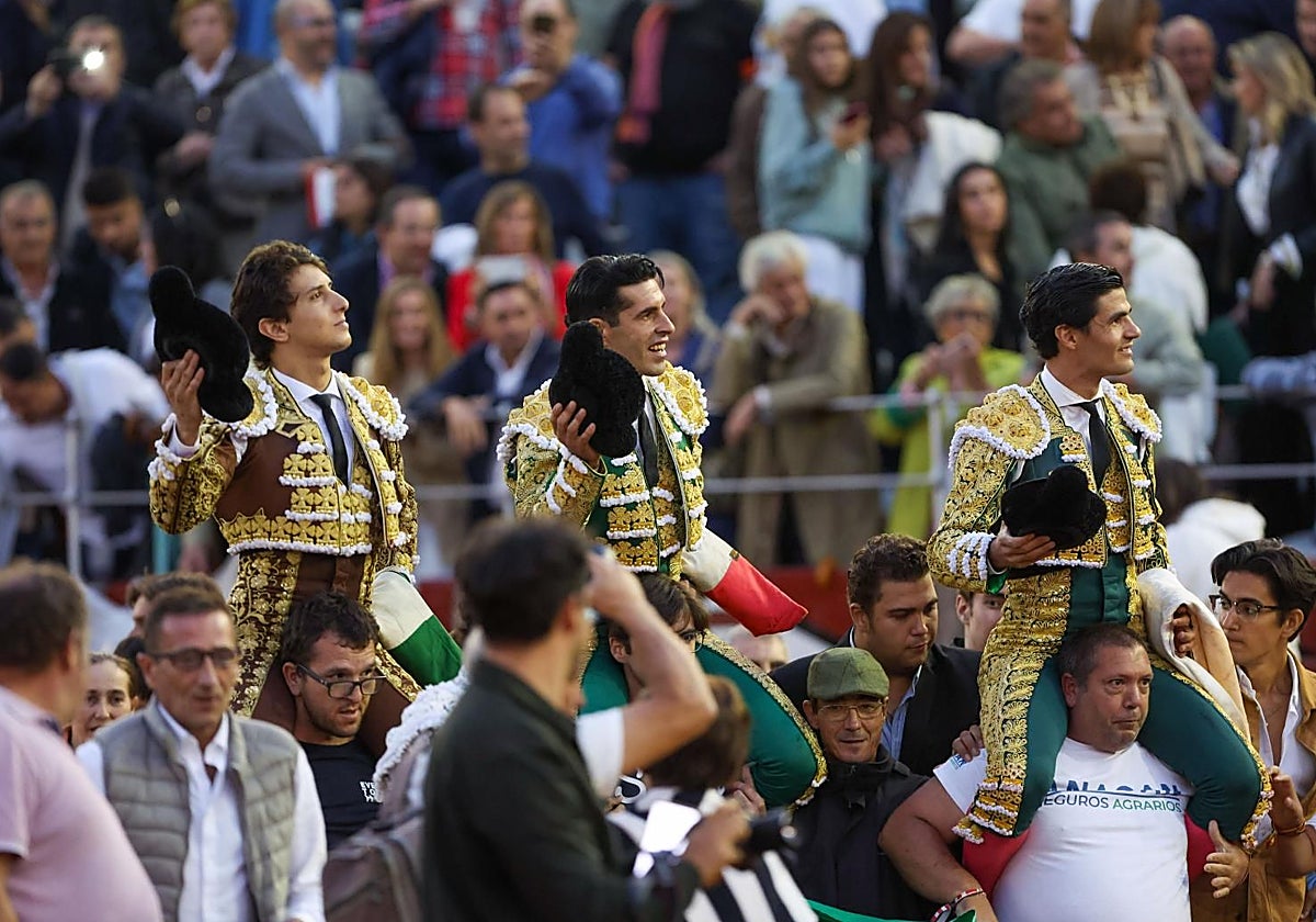 La terna sale a hombros de la plaza de toros de la Glorieta