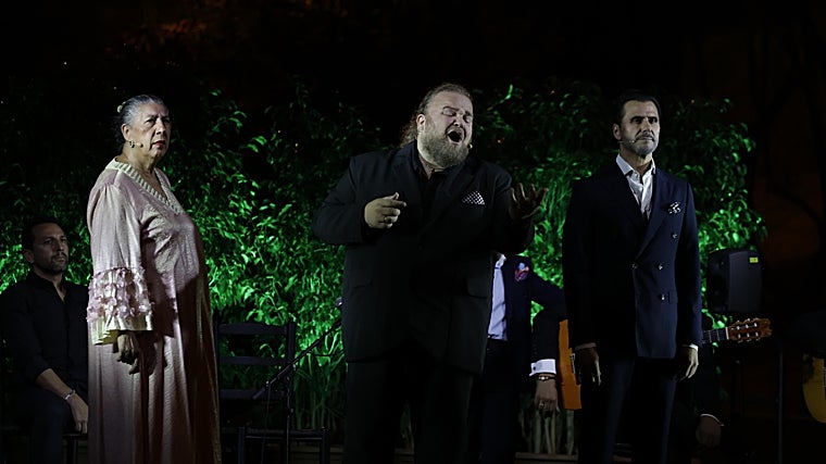 Los artistas durante el inicio del espectáculo