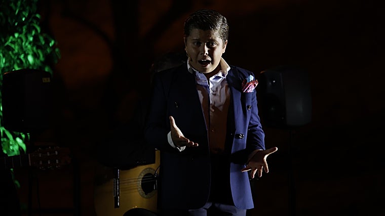 Manuel Monge cantando