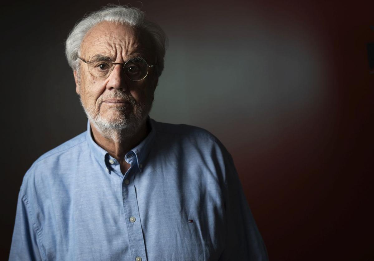 Manuel Gutiérrez Aragón, retratado en su casa