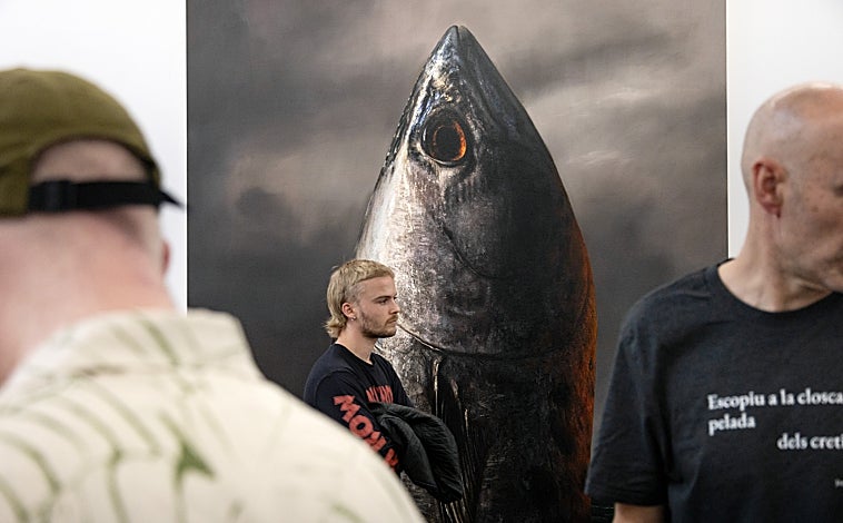 Imagen principal - De arriba abajo, algunos visitantes de la galería Alegría en L'hospitalet observan una obra de Jorge Diezma; 'Noi de Poble', de Carles Congost (House of Chappaz); e instalación de Mario Santamaría en Dilalica