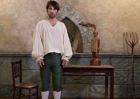 Imagen secundaria 1 - De arriba abajo, algunos visitantes de la galería Alegría en L'hospitalet observan una obra de Jorge Diezma; 'Noi de Poble', de Carles Congost (House of Chappaz); e instalación de Mario Santamaría en Dilalica