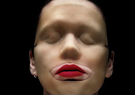 Imagen secundaria 1 - Arriba, James Ensor, 'El asombro de la mujer enmascarada', 1889. KMSKA, Amberes. Sobre estas líneas, a la izquierda, Inge Grognard & Ronald Stoops, 2001. A la derecha, la modelo Kate Moss, en 'i-D Magazine', 1996. Maquillaje: Linda Cantello. Peluquería: Julien d'Ys