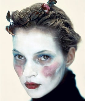 Imagen secundaria 2 - Arriba, James Ensor, 'El asombro de la mujer enmascarada', 1889. KMSKA, Amberes. Sobre estas líneas, a la izquierda, Inge Grognard & Ronald Stoops, 2001. A la derecha, la modelo Kate Moss, en 'i-D Magazine', 1996. Maquillaje: Linda Cantello. Peluquería: Julien d'Ys