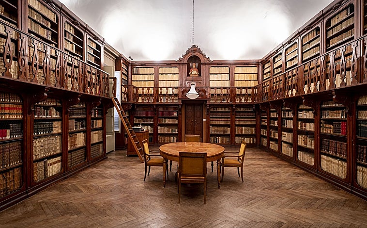 Imagen principal - La biblioteca histórica del Real Colegio, el testamento del cardenal Gil Álvarez de Albornoz y su retrato.
