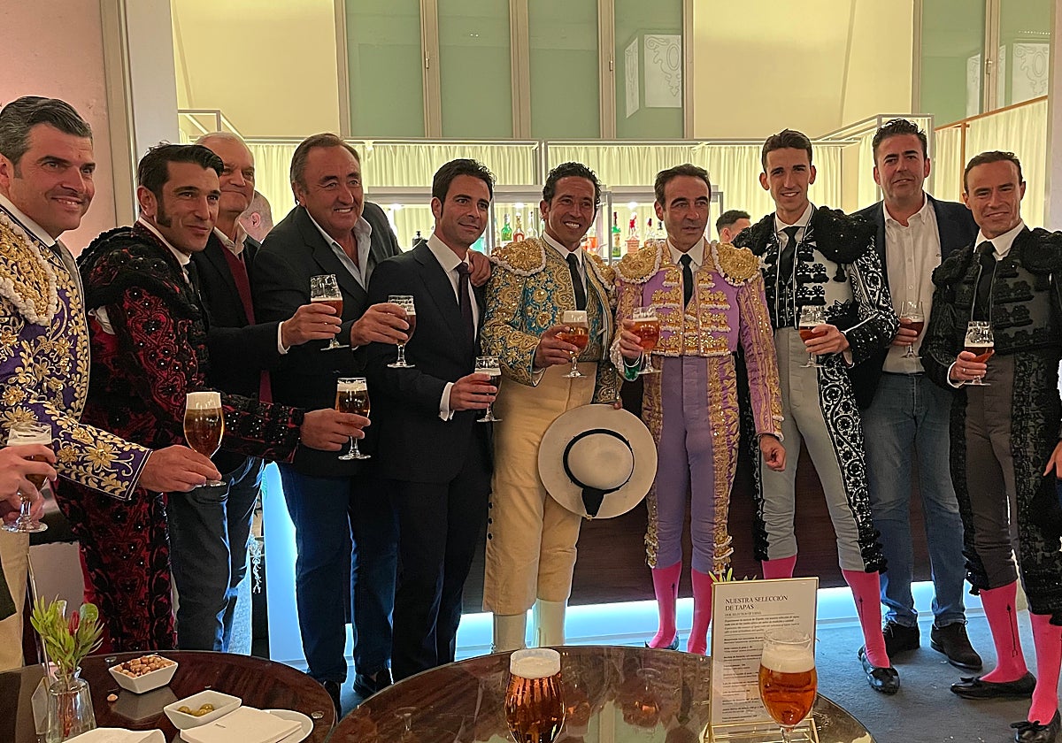 Ponce brinda con su cuadrilla en el hotel, tras la puerta grande