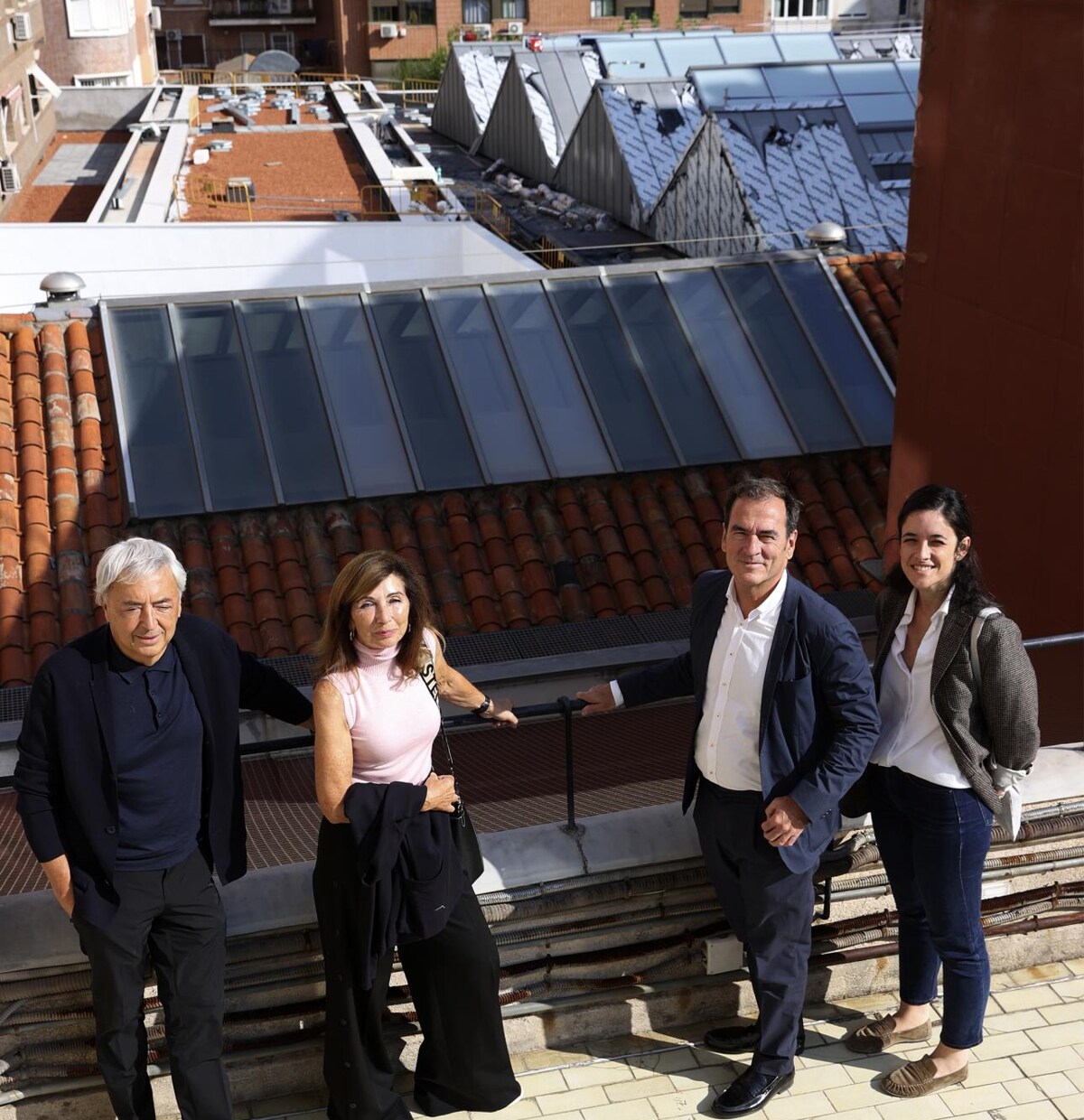 Enrique Sobejano, Fuensanta Nieto, Enrique Varela y María Pérez, en la azotea del Museo Sorolla, con una vista de la ampliación al fondo