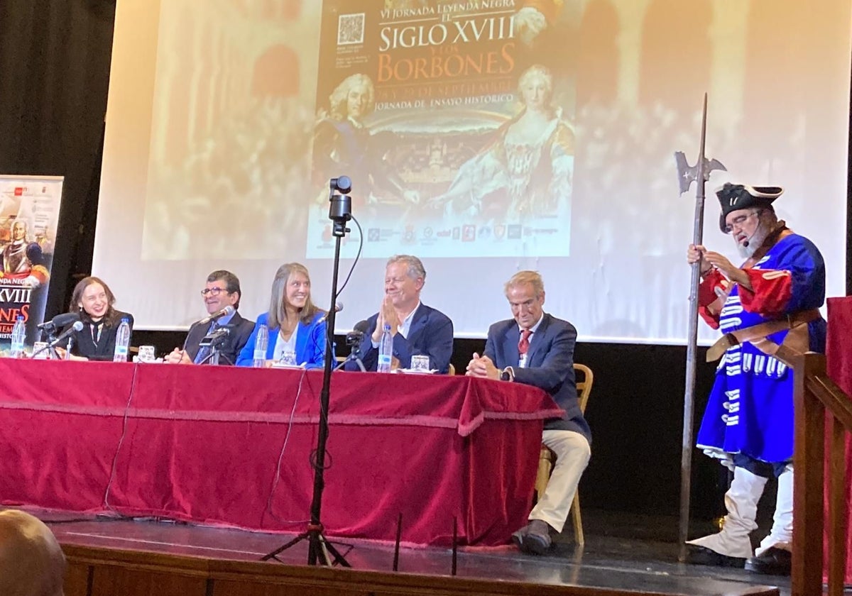 La inauguración, con las autoridades escurialenses y el organizador, Javier Santamarta,