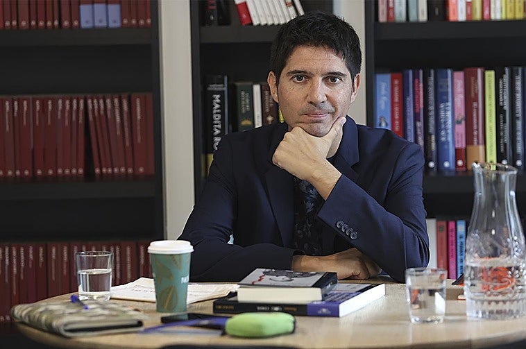 'Presentes', de Paco Cerdà: la Falange, posición de firmes