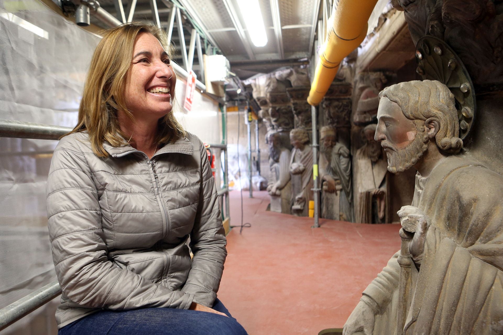 Ana Laborde, durante sus trabajos en el Pórtico de la Gloria de la catedral de Santiago