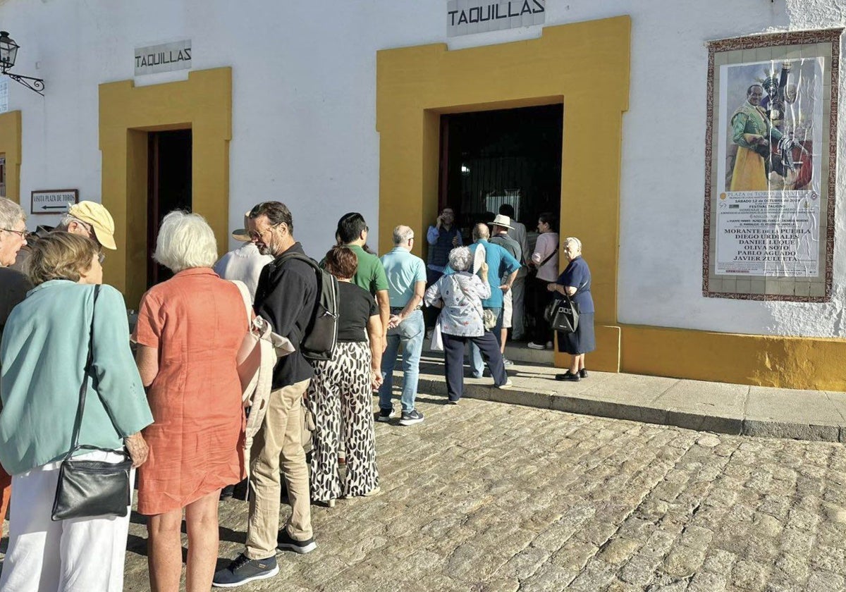 Este viernes se ha formado una cola de aficionados tras la apertura de la taquilla del Paseo de Colón