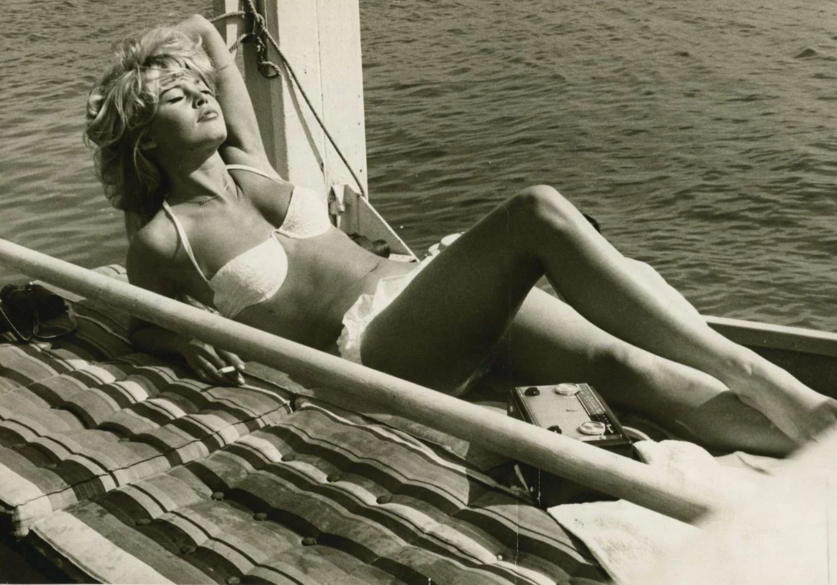 Brigitte Bardot tomando el sol en su villa en Saint Tropez