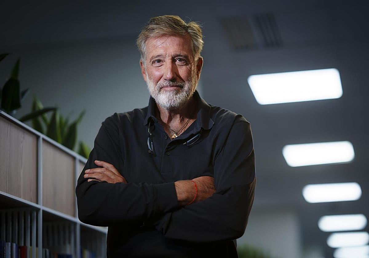 El autor en la sede de la editorial