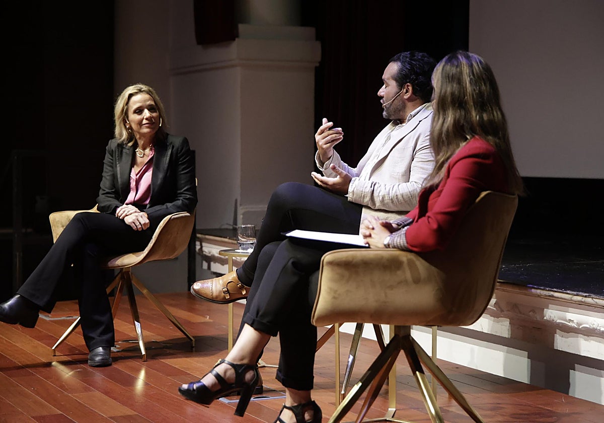 Mª Ángeles Martín-Prats, Alberto López y Amalia Bulnes durante la sesión