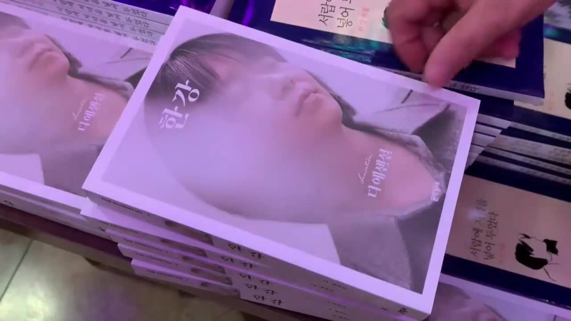 &quot;Boom&quot; de ventas de los libros de Han Kang en su Corea del Sur natal tras recibir el Nobel