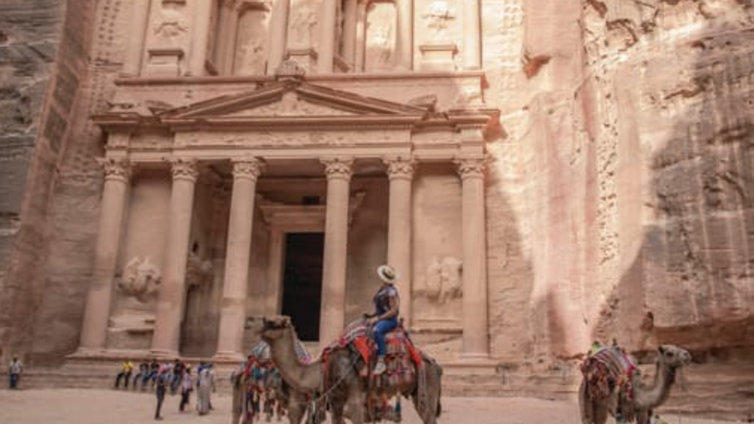 Investigadores hallan una tumba secreta con 12 esqueletos bajo el Tesoro de Petra