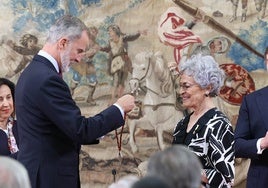 El Rey Felipe VI hace entrega a Carla Rahn del premio de Historia Órdenes Españolas