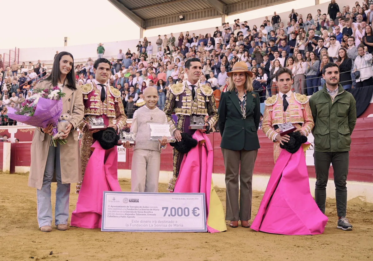 María, con su hermana, la Infanta Elena, los toreros y el alcalde de Torrejón, que le entregó un cheque de 7.000 euros para su fundación solidaria