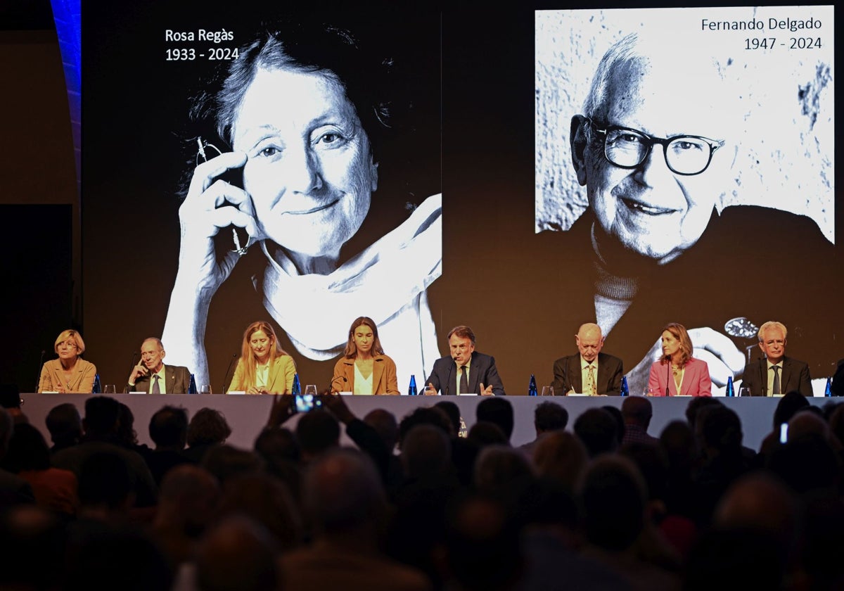 El jurado del Planeta, este lunes durante la rueda de prensa. En la pantalla, Rosa Regàs y Fernando Delgado, fallecidos este año