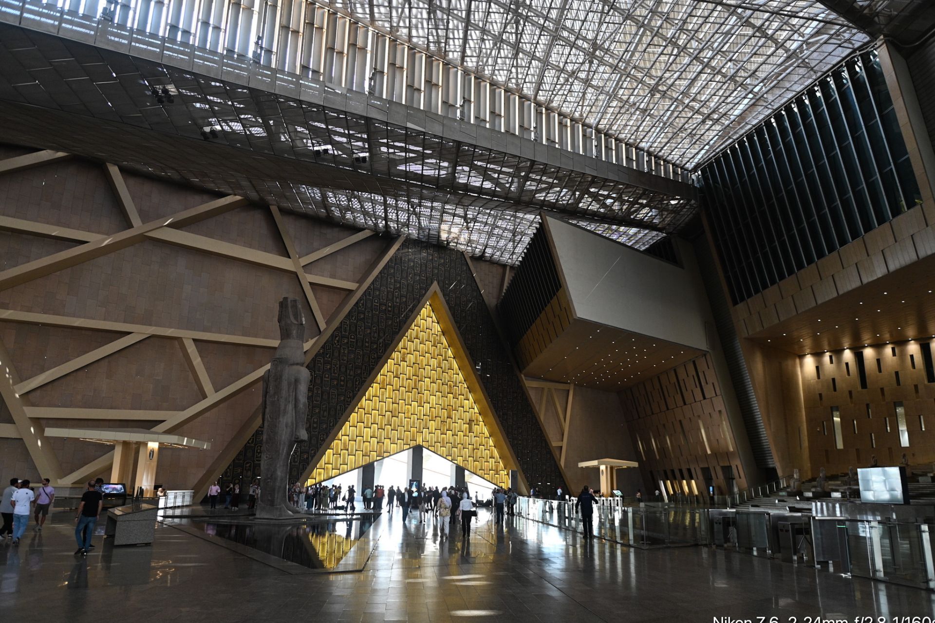 Ali Abu Dshish, miembro de la Unión de Arqueólogos Egipcios que asistió el martes a la inauguración de casi una docena de galerías, afirmó que la operación de prueba del enorme museo era una prueba de que Egipto ahora tenía el espacio para exhibir sus antigüedades, incluidas las que están devolviendo los estados occidentales y los museos, según recoge Reuters. Es un "mensaje importante de que podemos recuperar nuestras antigüedades, que están repartidas por varios países del mundo", dijo.