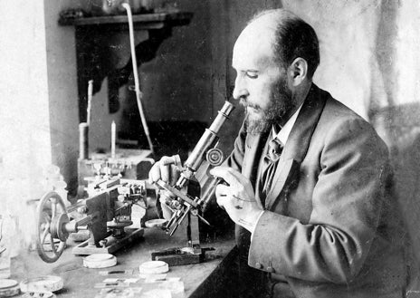 Imagen secundaria 1 - Severo Ochoa con Margarita Salas. Ramón y Cajal en su estudio. Ilustración de Miguel Servet.