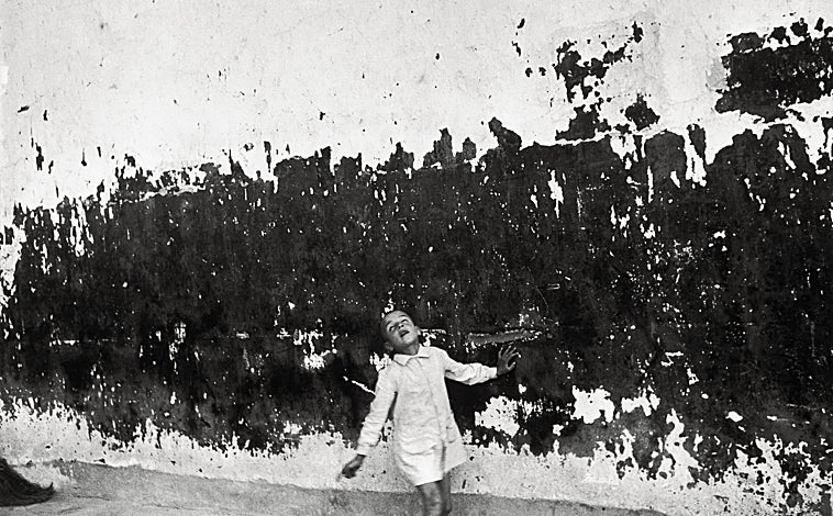 Imagen principal - De arriba abajo, 'Sevilla, España' (1933); 'Valencia, España' (1933); y 'Detrás de la estación Saint-Lazare, 