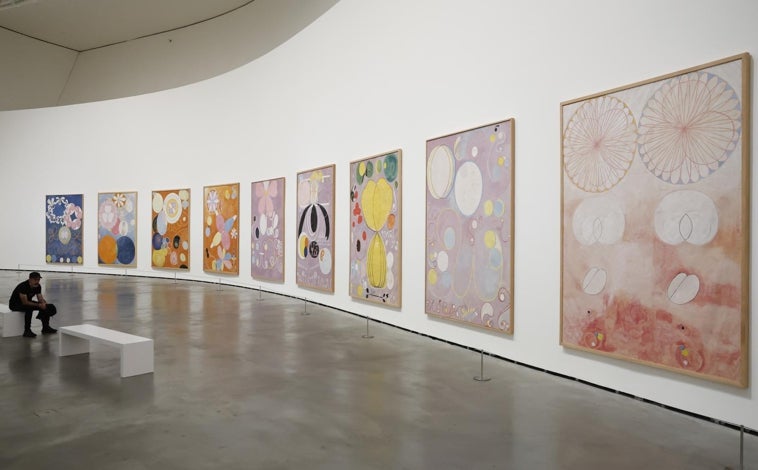 Imagen principal - Arriba y sobre estas líneas, obras de Hilma af Klint en el Guggenheim Bilbao