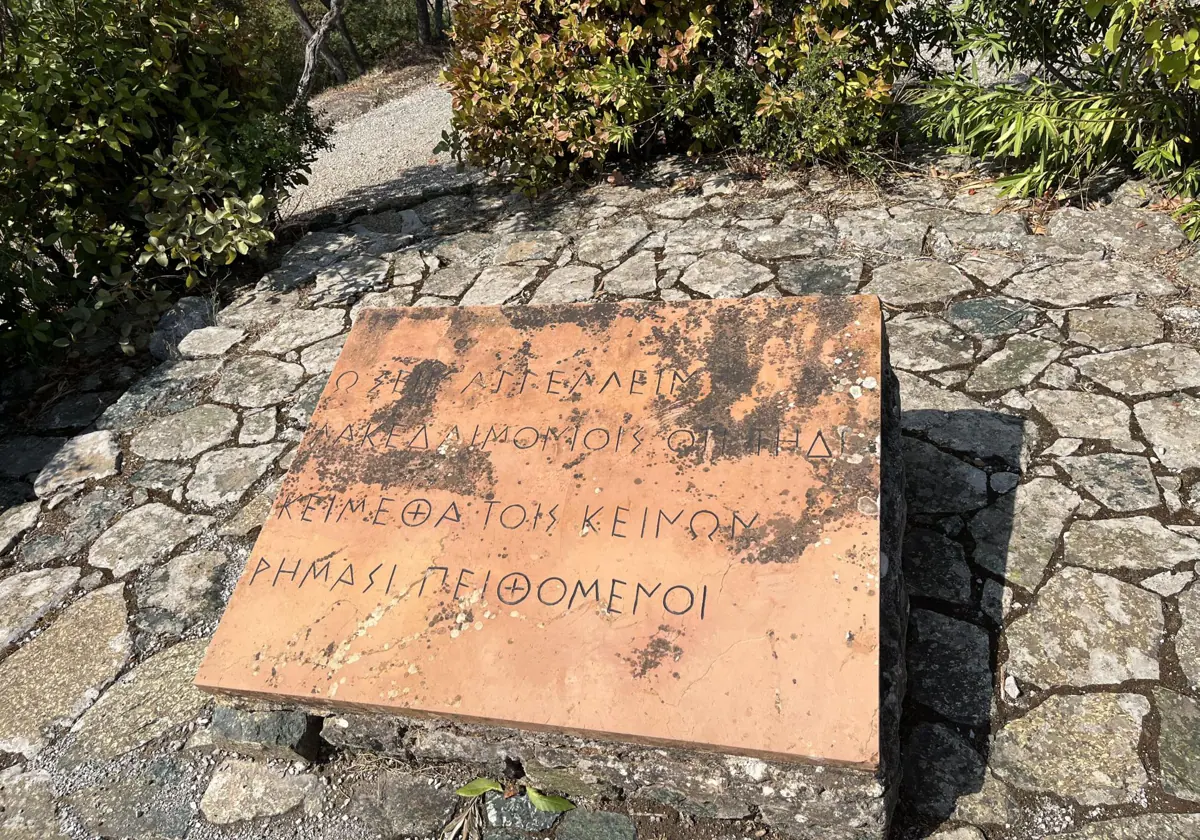 Inscription commemorating the Spartans who died in battle.