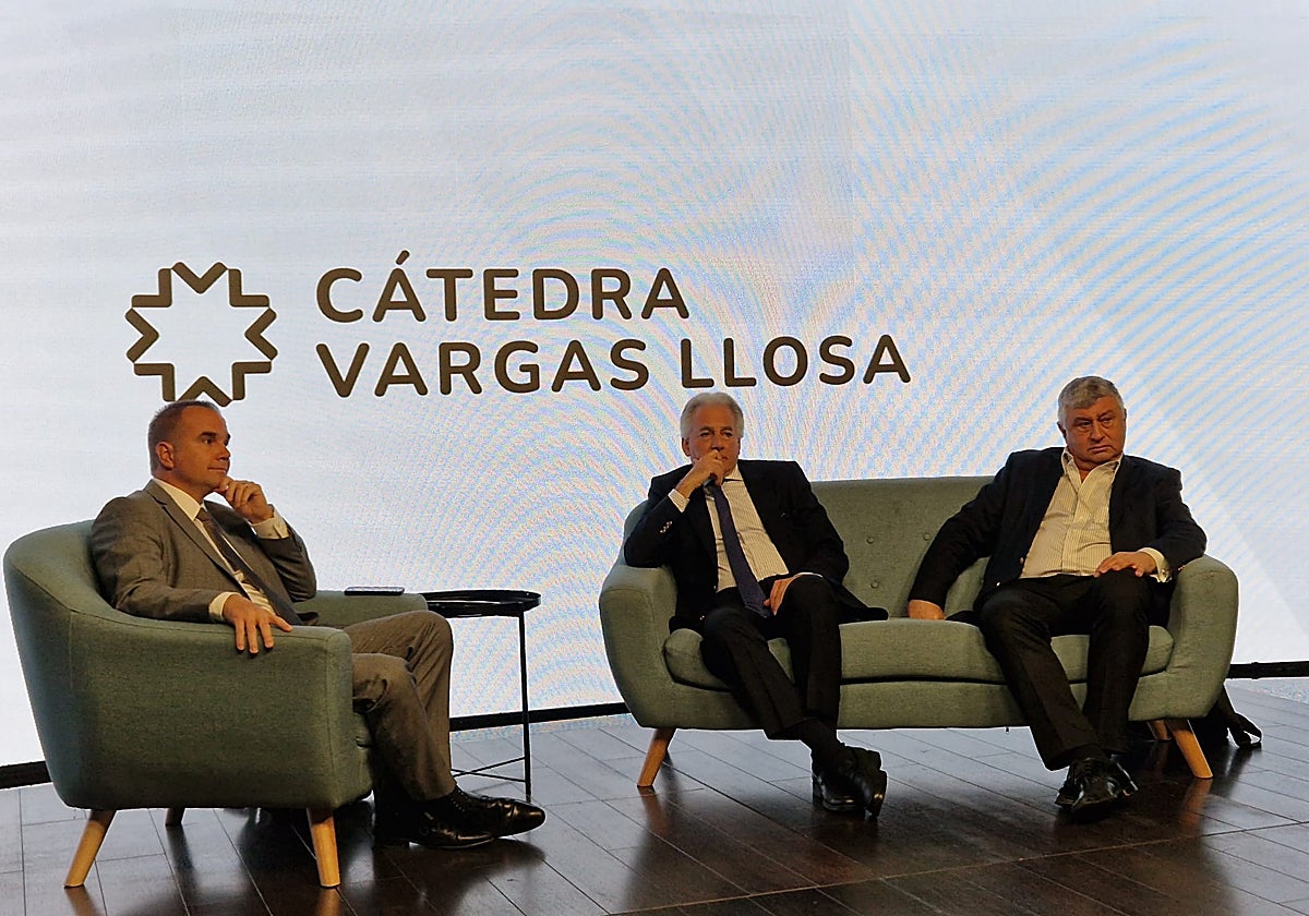 Raúl Tola, Álvaro Vargas Llosa y Gerardo Bongiovanni, durante la presentación de la Cátedra Vargas Llosa