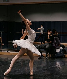 Imagen secundaria 2 - Los bailarines del San Francisco Ballet comienzan cada jornada con una clase de barra y centro.