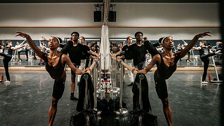 Algunos de los bailarines durante la clase que realizan cada mañana antes de empezar la jornada