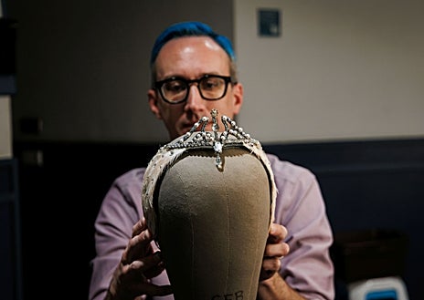 Imagen secundaria 1 - Thomas Richards-Keyes, asistente de peluquería y maquillaje del San Francisco Ballet, se encarga de controlar que todo el material que van a utilizar los bailarines esté correcto y ordenado, ya que los cambios van a ser muy rápidos y es necesaria una buena organización