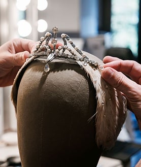 Imagen secundaria 2 - El tutú, las zapatillas de punta y la corona de Odette que llevará esta noche Sasha De Sola