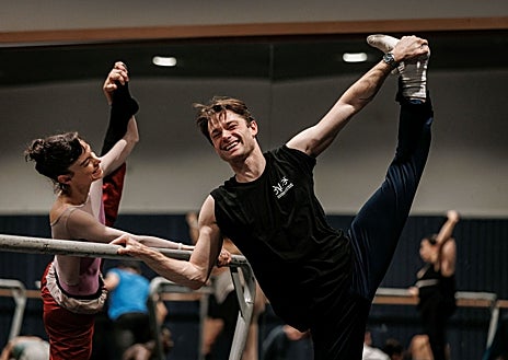 Imagen secundaria 1 - La clase es fundamental para los bailarines. Es una lección que aprenden desde el primer día que entran en un aula de danza. A la derecha, Antonio Castilla impartiendo la clase