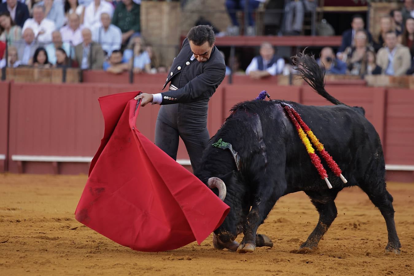 Imágenes del festival taurino a beneficio de Los Gitanos y que ha contado con la presencia de Curro Romero en los tendidos