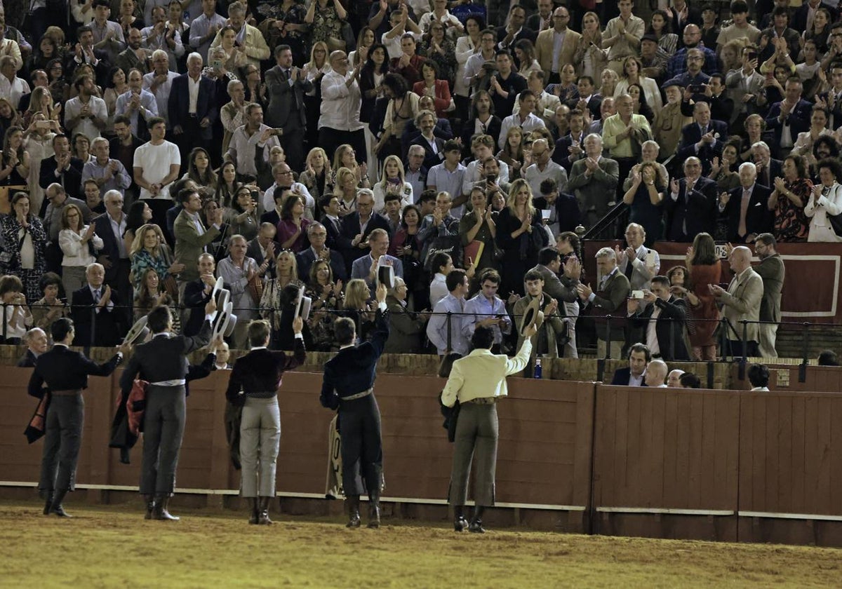 Los toreros saludan desde el ruedo al torero de Camas. Curro Romero