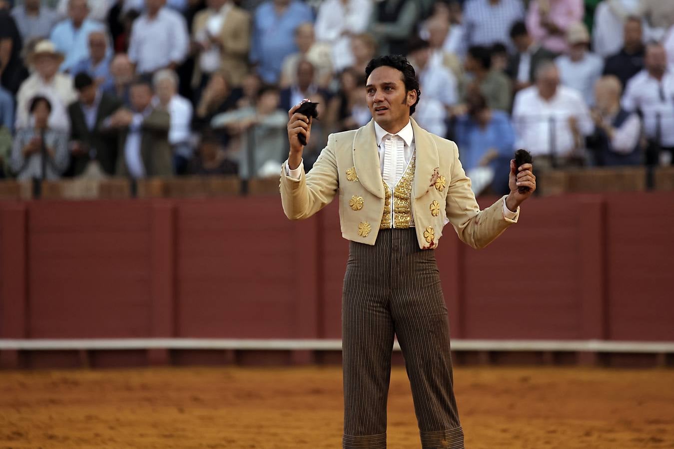 Imágenes del festival taurino a beneficio de Los Gitanos y que ha contado con la presencia de Curro Romero en los tendidos