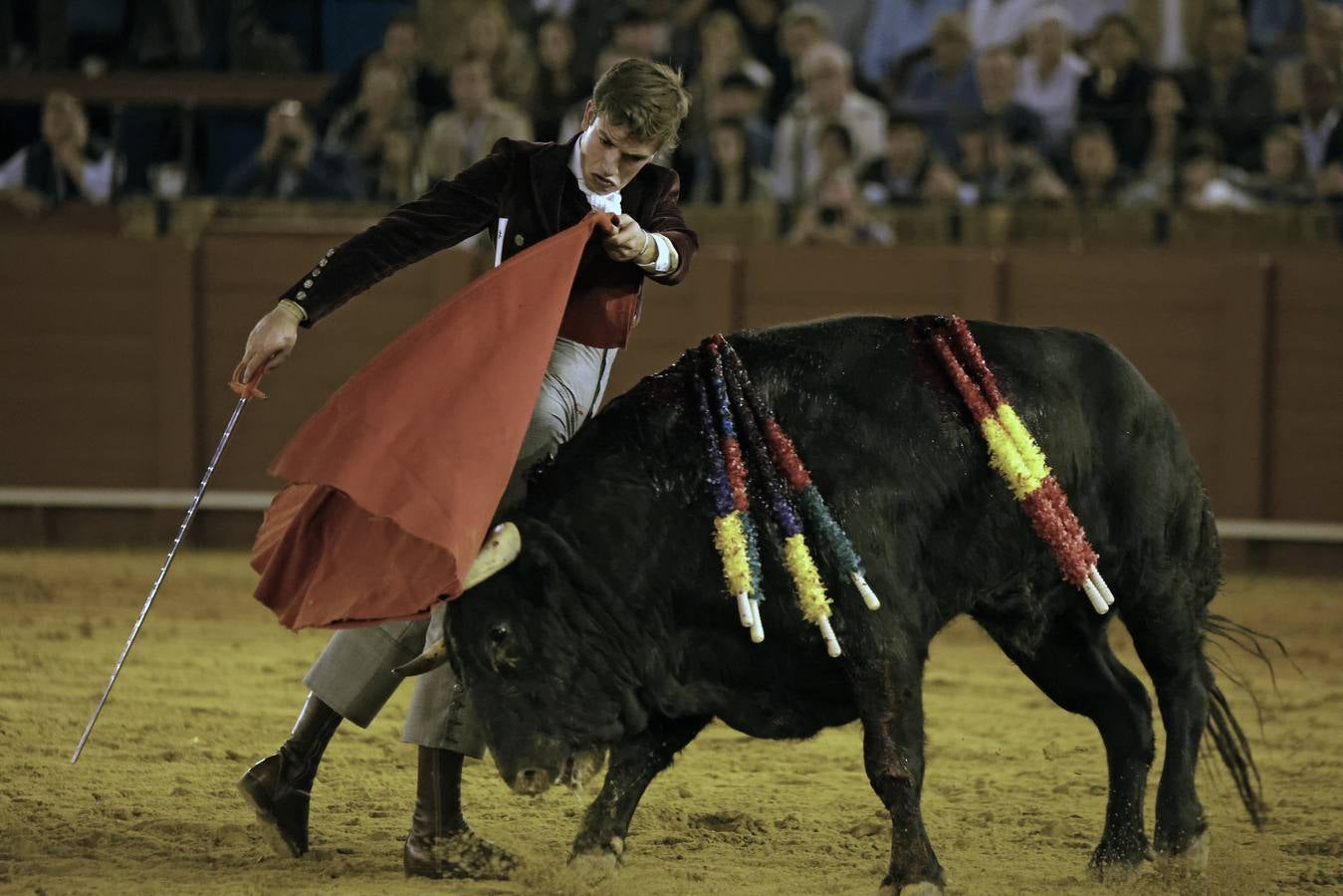 Imágenes del festival taurino a beneficio de Los Gitanos y que ha contado con la presencia de Curro Romero en los tendidos