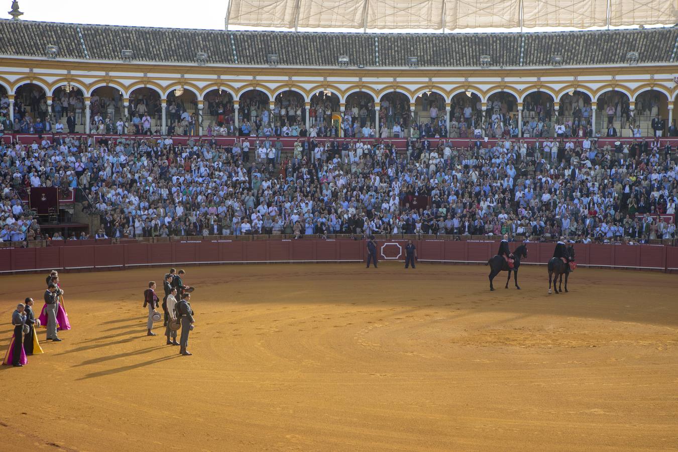 Imágenes del festival taurino a beneficio de Los Gitanos y que ha contado con la presencia de Curro Romero en los tendidos