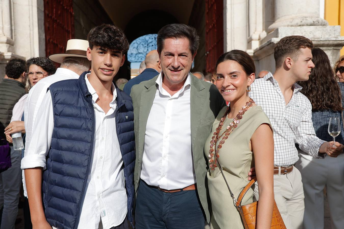 Juan Bustos, padre e hijo, y María Espada