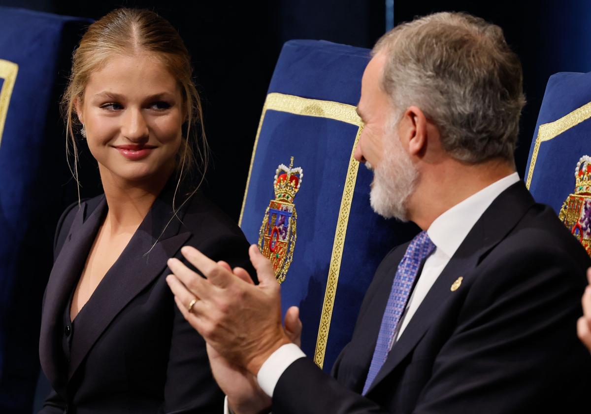 La Princesa Leonor, recibiendo el aplauso de su padre el Rey Felipe