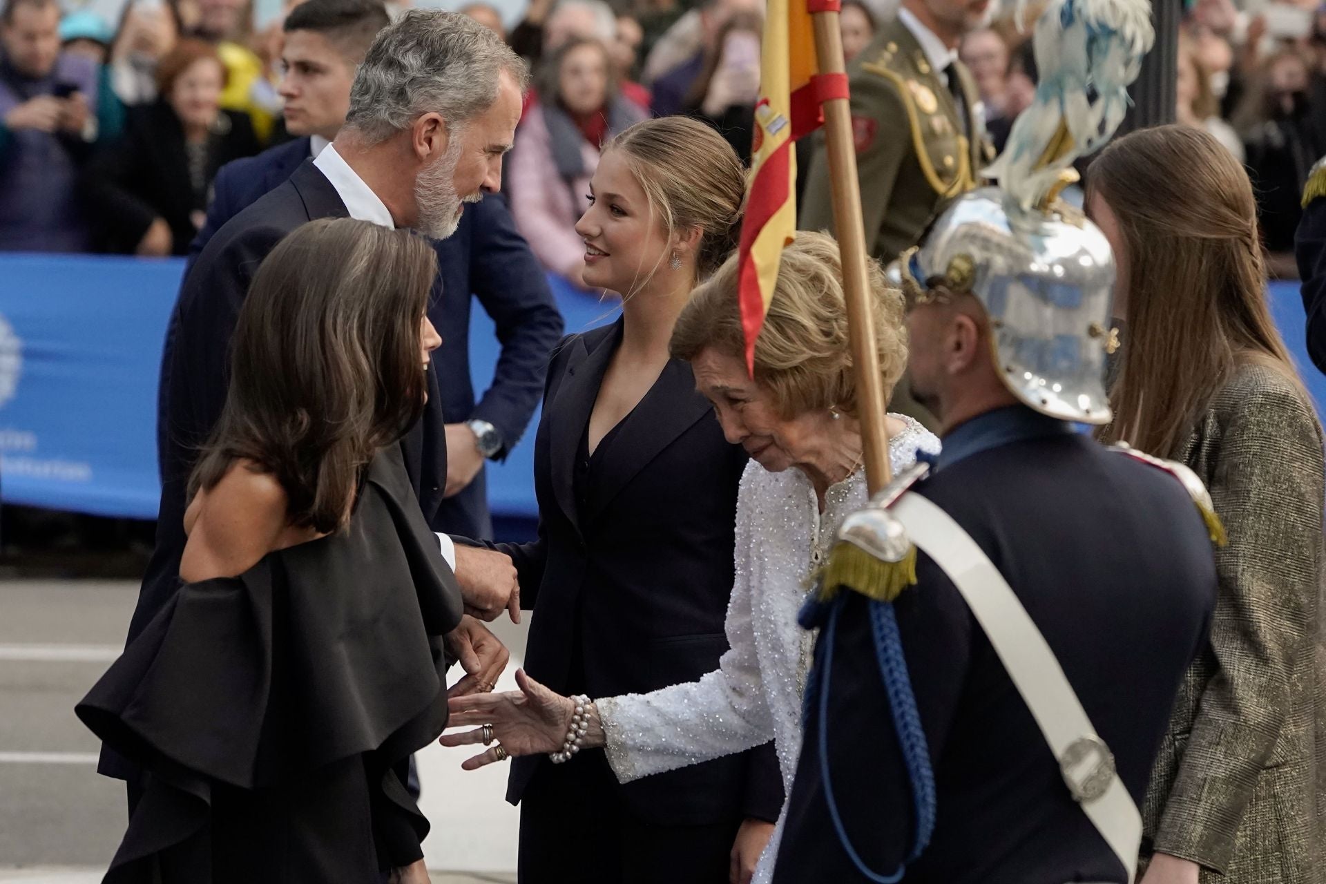 El Rey habla con su hija Leonor, junto a la Reina Doña Sofía y la Infanta Sofía