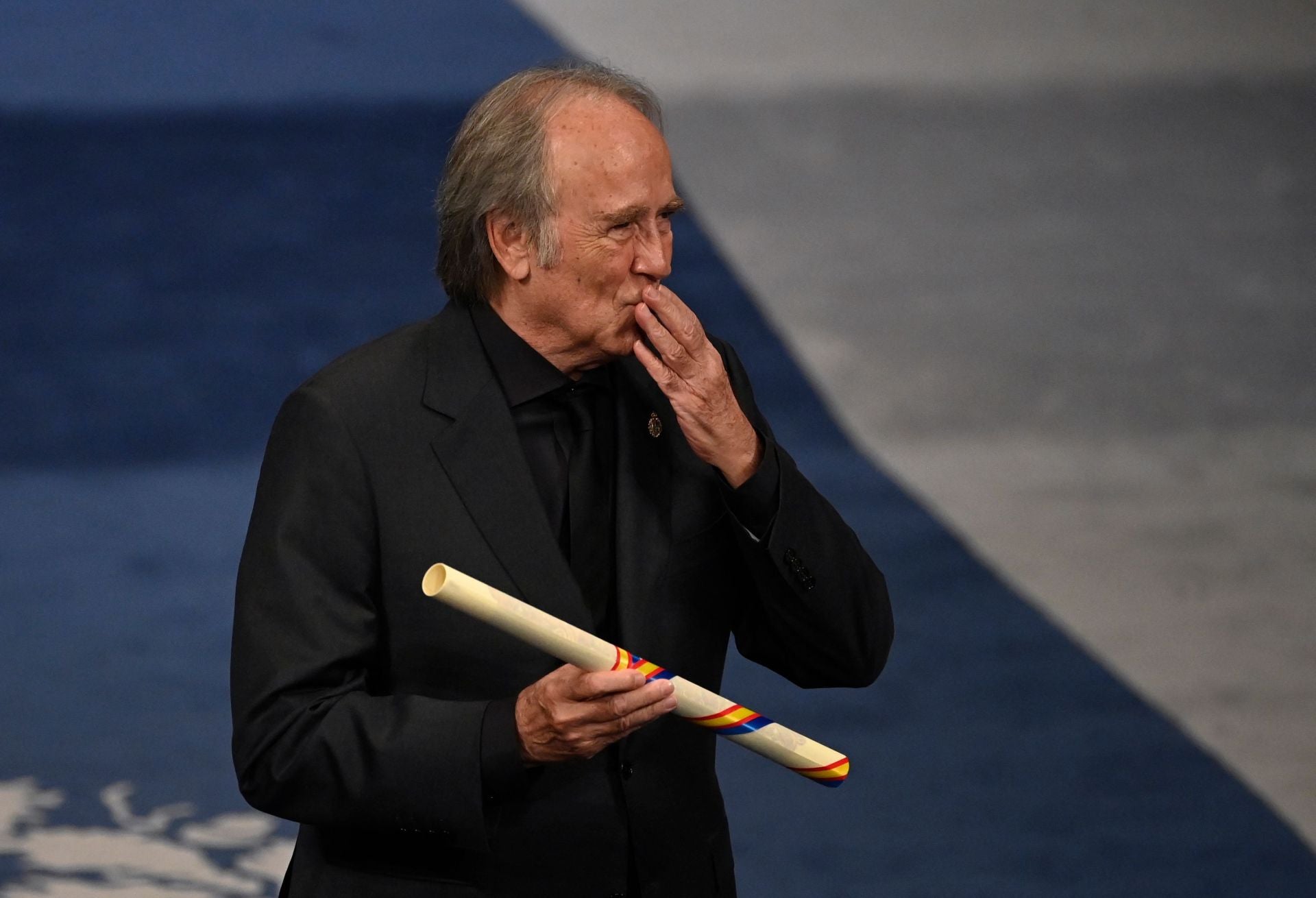 Joan Manuel Serrat lanza un beso tras recoger su galardón