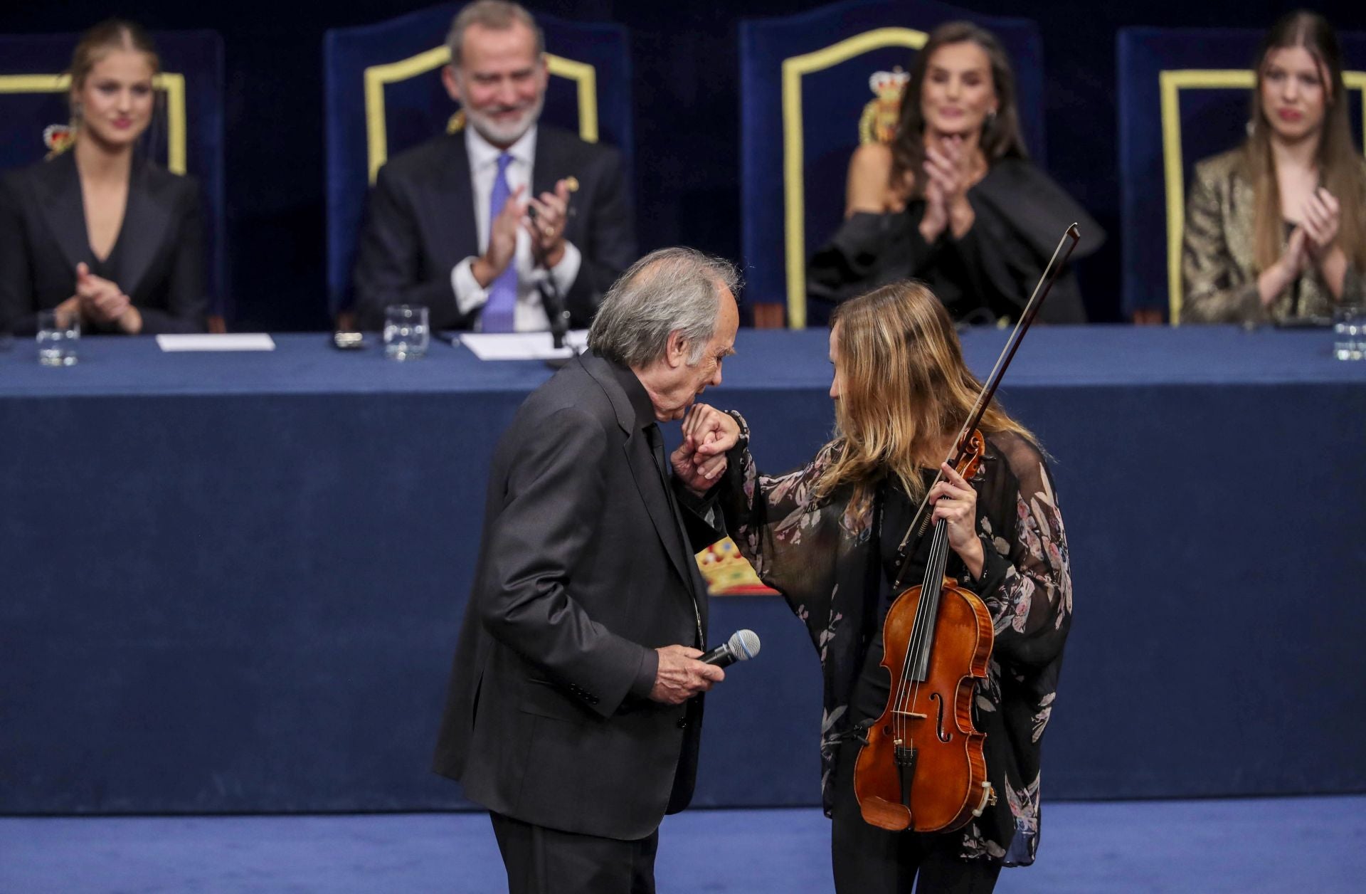 Serrat besa la mano de la violinista que le acompañó tras su breve actuación en la ceremonia